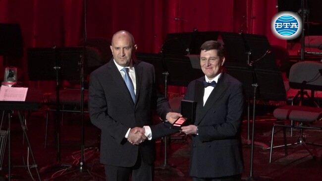 Държавният глава Румен Радев връчи Почетния знак на президента на генералния директор на БНР Милен Митев за 90-ата годишнина на радиото