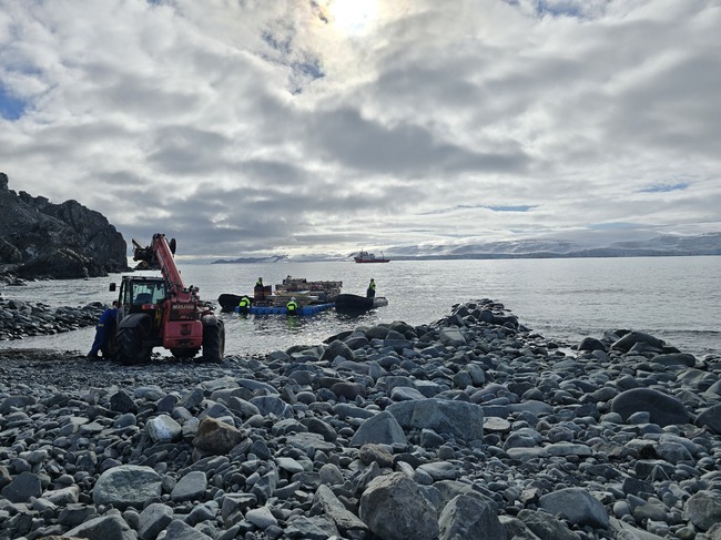 Екипажът на научноизследователския кораб „Св. св. Кирил и Методий“ извършва товаро-разтоварна дейност