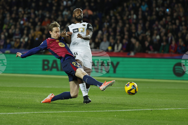 Ливърпул обмисля оферта за нидерландския полузащитник на Барселона Френки де Йонг