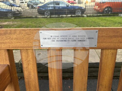 Пейка в памет на Анна Мишева, участничка в инициативата „Разходки из Лондон“, ще бъде ново място за български срещи в английската столица