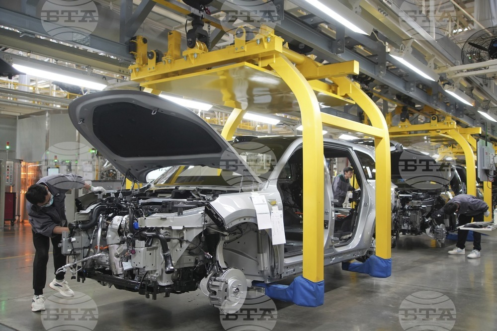 Китайският производствен сектор нараства с по-бавен темп през януари, показва проучване