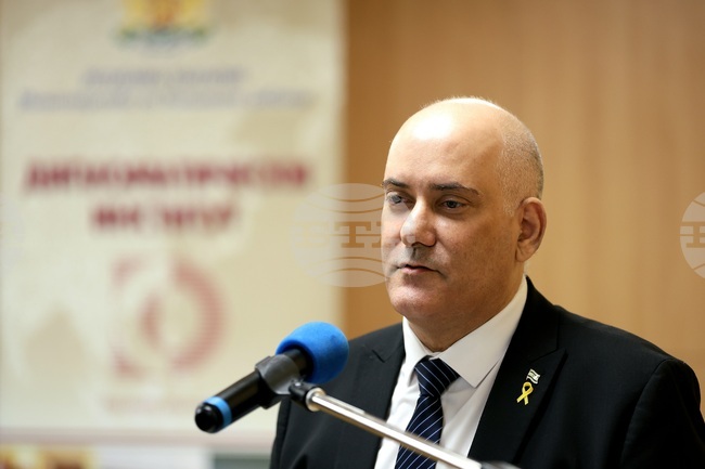 При „Хамас“ има още един заложник с български произход, каза посланикът на Израел