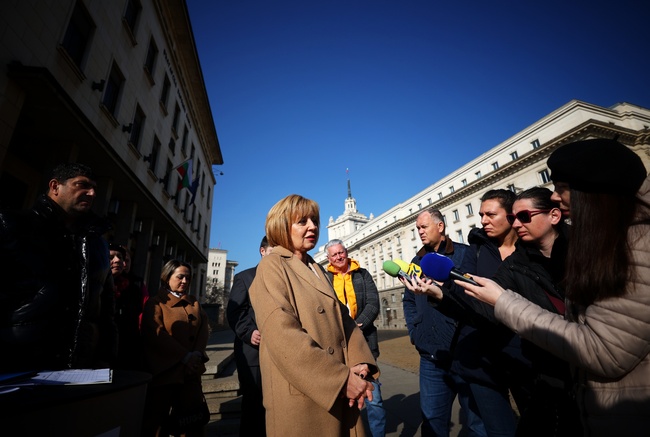 Гражданската платформа „Изправи се.БГ“ започна национална подписка за въвеждане на таван на банковите такси