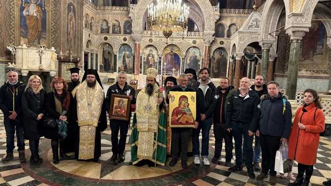 БАИ: Негово Светейшество предаде на ръководителя на експедицията проф. Христо Пимпирев осветена икона на Пресветата Богородица