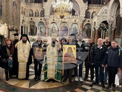 Патриарх Даниил предаде на проф. Христо Пимпирев осветена икона за православния ни храм на българската антарктическа база. Снимка: Българския антарктически институт