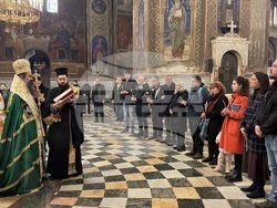 Патриарх Даниил предаде на проф. Христо Пимпирев осветена икона за православния ни храм на българската антарктическа база. Снимка: Българския антарктически институт