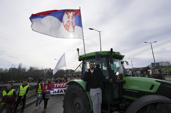 Студентите се сменят през четири часа по време на 24-часовата блокада на пътния възел Аутокоманда в Белград, няма инциденти