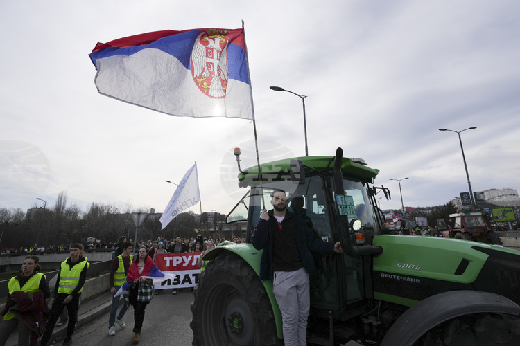 Serbian Farmers Block Highways, Demand Restrictions on Dairy Imports