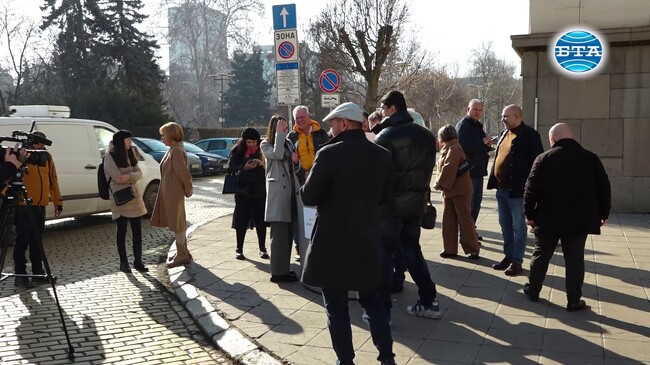 Гражданската платформа „Изправи се.БГ“ започна национална подписка за въвеждане на таван на банковите такси