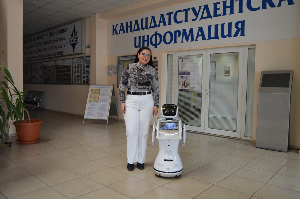 Висшето училище по сигурност и икономика внедрява хуманоиден робот в обучението на студенти