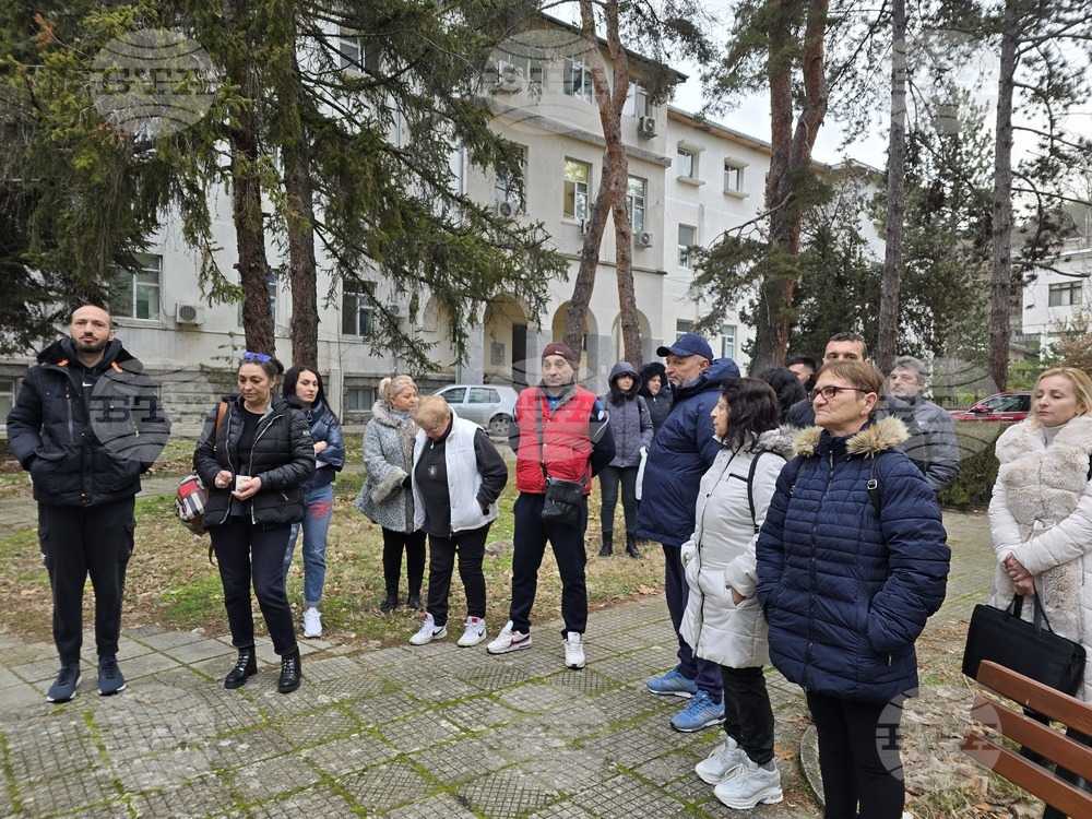 Близки на починал мъж, лекуван в болницата в Сандански, се събраха на протест пред лечебното заведение