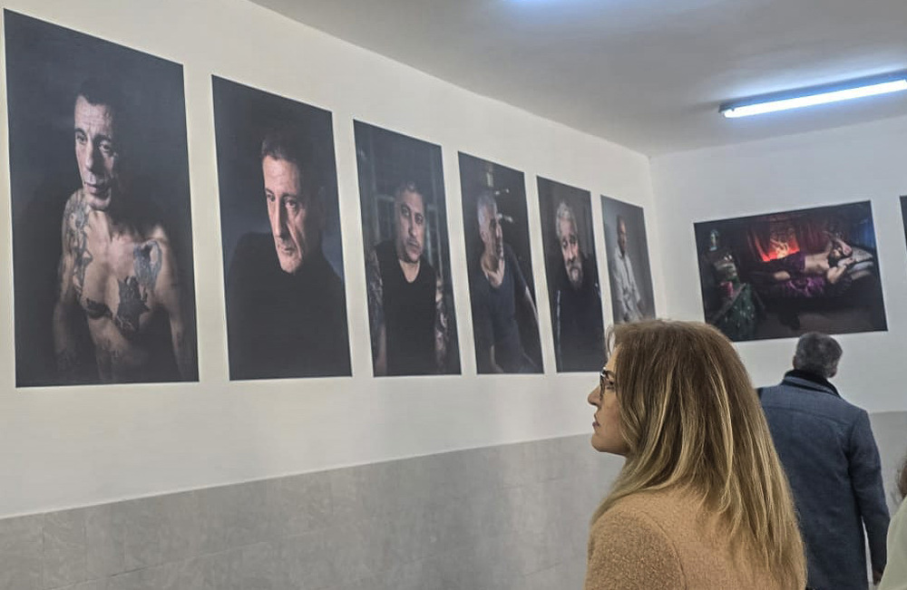 Министерство на правосъдието: Изложба с портрети на затворници, заснети от актьора Владимир Карамазов, се откри в Белене