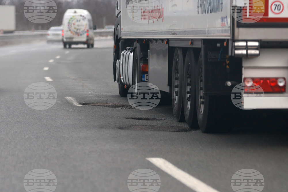 Временно е ограничено движението в изпреварващата лента на автомагистрала "Хемус" при 65-и км към Варна, поради катастрофа, съобщиха от АПИ