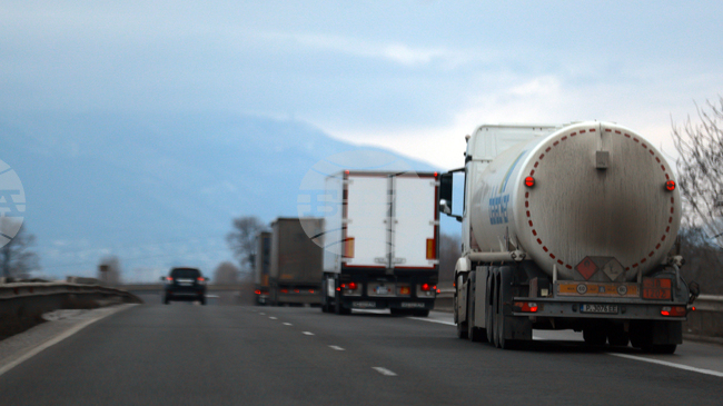 Временно е затворено движението в прохода Боаза край Търговище заради преобърната цистерна