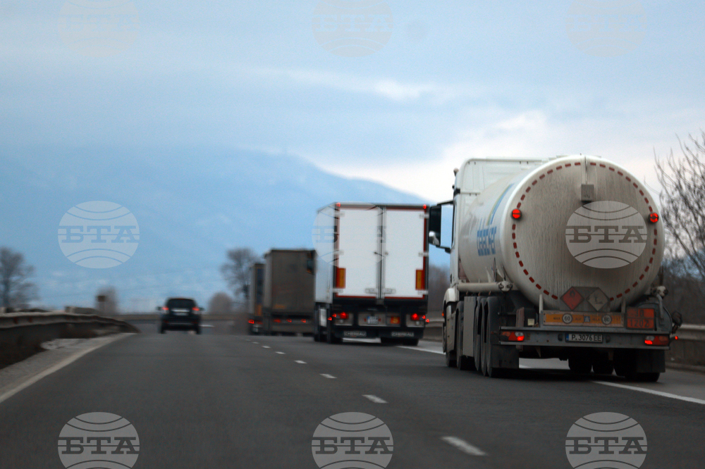 Забрана за движение на тежкотоварни автомобили без вериги на територията на област Шумен е въведена от 6:00 до 12:00 часа