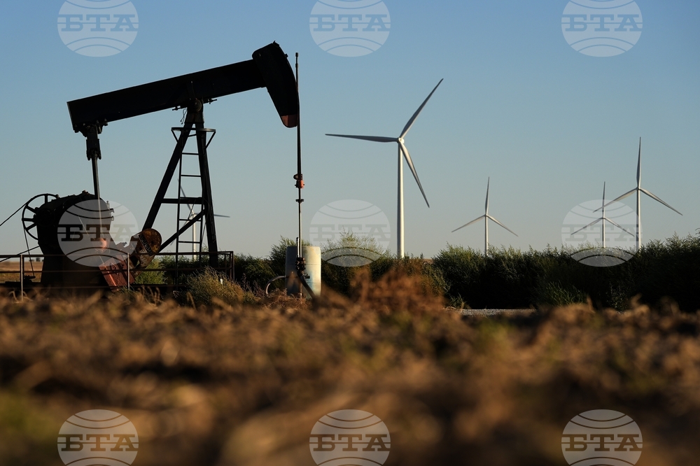 Петролът поскъпна леко в азиатската търговия след спада на цените му вчера