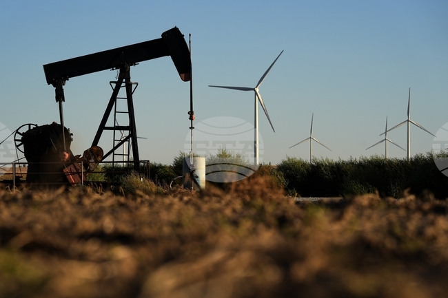 Петролът поскъпна леко в азиатската търговия след спада на цените му вчера