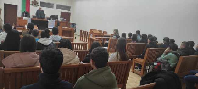 С разделението на властите се запознаха седмокласници от Търговище в среща със съдия Пламен Драганов