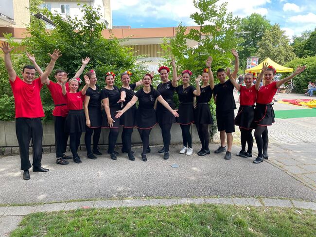 От Фолклорен танцов състав „Лисичка“ в Мюнхен канят на репетиция по народни танци за начинаещи на 31 януари 