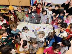 Първокласници от Българското училище „Кирил и Методий“ в Париж изиграха драматизация на приказката „Дядовата ръкавичка”