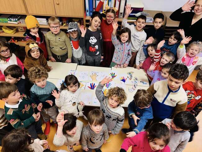 Първокласници от Българското училище „Кирил и Методий“ в Париж изиграха драматизация на приказката „Дядовата ръкавичка”