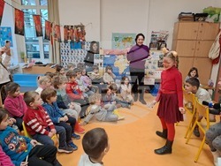 Първокласници от Българското училище „Кирил и Методий“ в Париж изиграха драматизация на приказката „Дядовата ръкавичка”