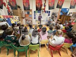 Първокласници от Българското училище „Кирил и Методий“ в Париж изиграха драматизация на приказката „Дядовата ръкавичка”