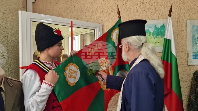 В разградска гимназия бе осветено знамето на Българската армия 