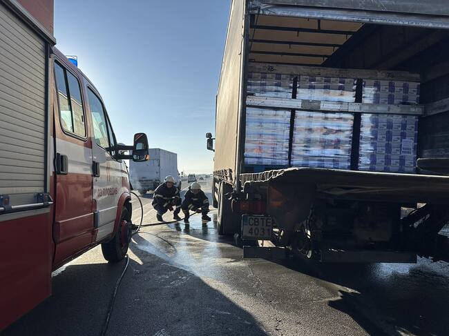 Пловдивски пожарникари спасиха стока от запалил се по време на движение тир на автомагистрала "Тракия"