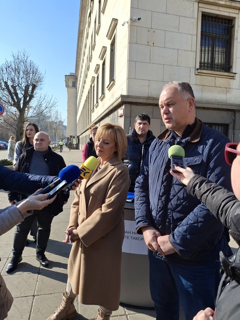 Мая Манолова започна подписка за таван на банковите такси