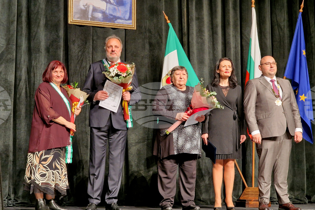 Новите почетни граждани на Разград получиха отличията си на тържествена церемония