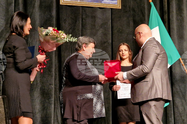 За градивността и любовта към родния край на Ненко Метев, който беше удостоен посмъртно с наградата "Почетен гражданин на Разград, разказа Димитър Петров