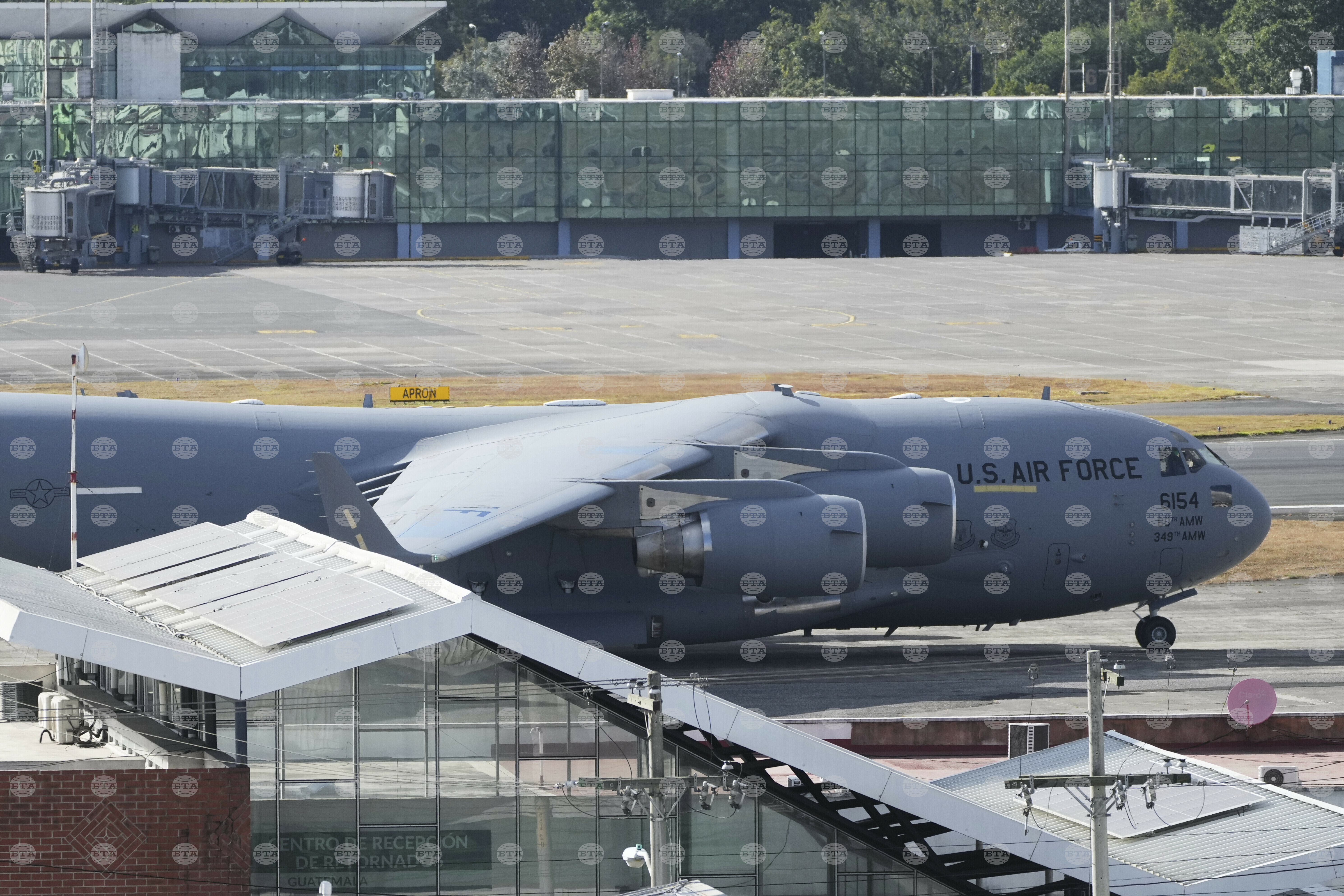 ​  Încă un avion militar american a returnat migranți ilegali în Guatemala 