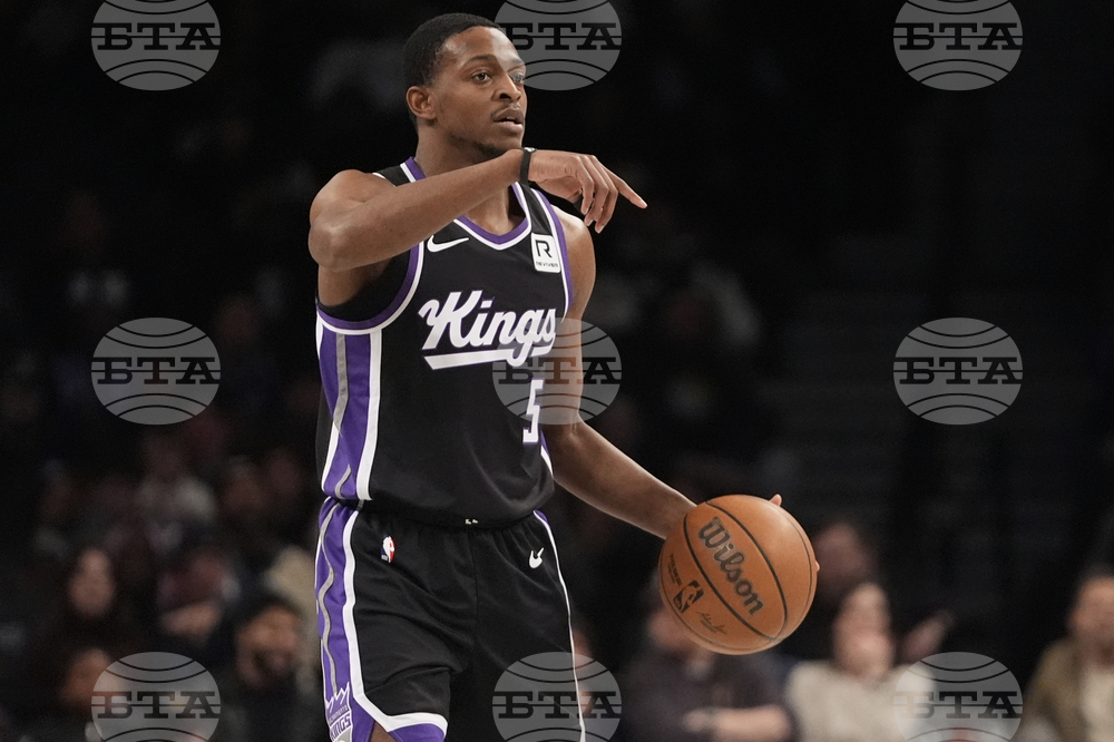 Сан Антонио Спърс взе плеймейкъра на Сакраменто Кингс Де'Аарън Фокс в тристранна сделка с участието и на Чикаго Булс