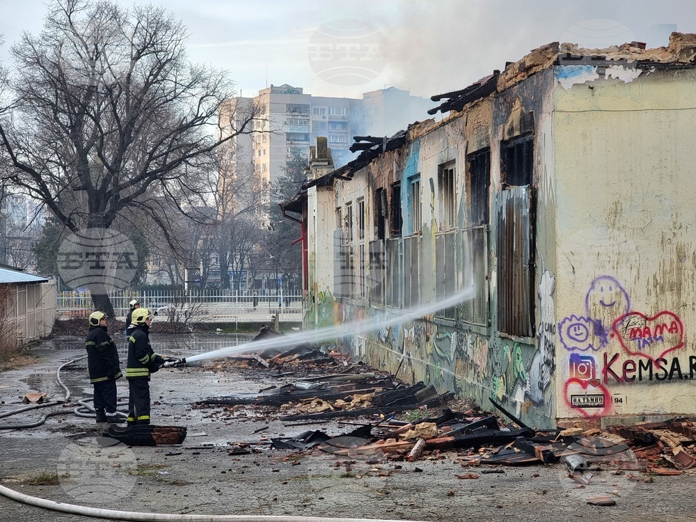 Пожар гори в бившето помощно училище в центъра на Варна