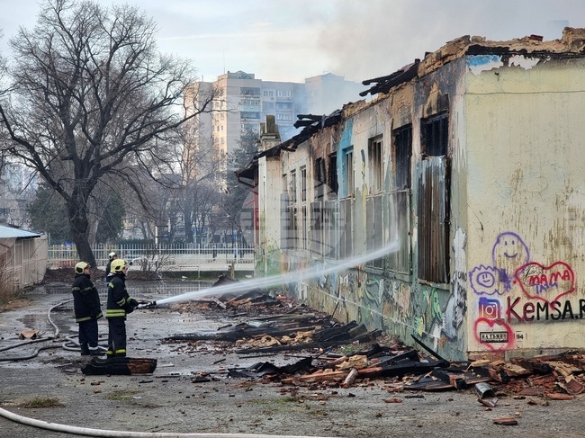 Пожар горя в бившето помощно училище в центъра на Варна, няма пострадали 