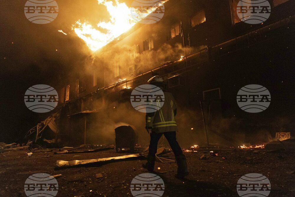 Двама души са загинали при руско нападение с дронове в Харков, при което са ударени военна болница, търговски център и жилищни сгради