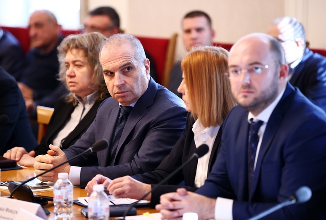 Трябва да има единен контролен орган и един министър, който да отговаря за безопасността по пътищата, каза министър Гроздан Караджов