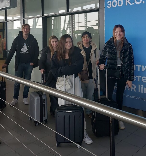 Възпитаници на училище „Асен и Илия Пейкови“ в Италия пристигнаха в София по Еразъм