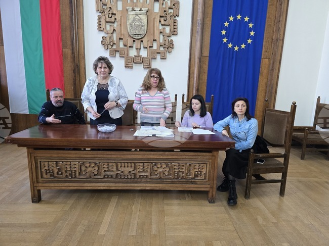 В Плевен днес бе теглен жребият за разпределение на местата за продажба на мартеници