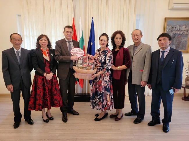 Председателят на Дружеството за приятелство Виетнам-България посети Посолството на България в Ханой