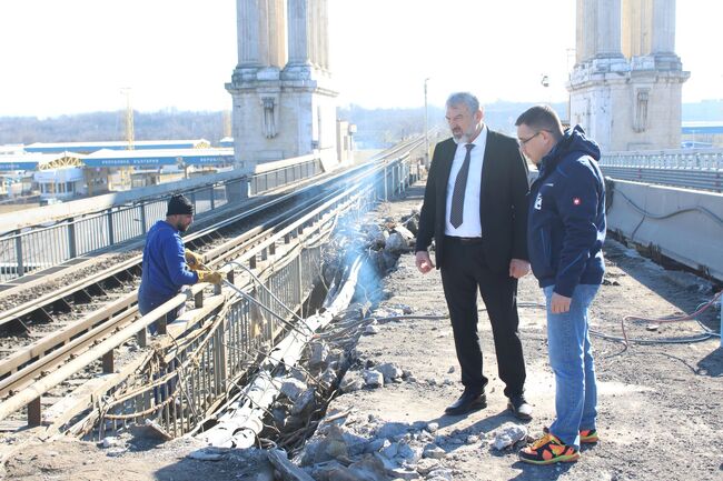 ОА Русе: 28 нови стоманобетонни панела са монтирани във втория ремонтиращ се участък на Дунав мост при Русе
