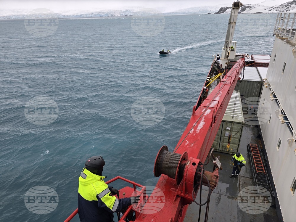 Антарктическата ни база "Св. Климент Охридски" е заредена с гориво, с това планираните товаро-разтоварни дейности завършиха