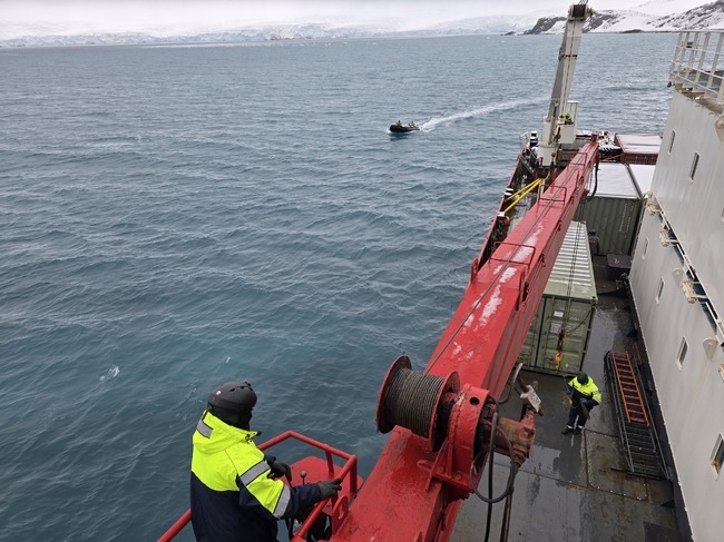 Антарктическата ни база "Св. Климент Охридски" е заредена с гориво, с това планираните товаро-разтоварни дейности завършиха