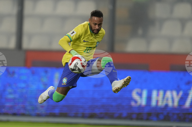 Докато Неймар играе футбол, ще има запазено място в тима на Бразилия, сигурен е Рафиня