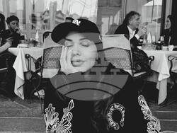 Сара Алберт експериментира с принт, неонови картини и работа върху огледала за изложбата си From Sara with love. Снимка: организатори