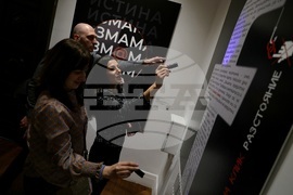 „Истината не е по средата" - изложба