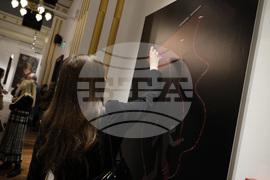 „Истината не е по средата" - изложба