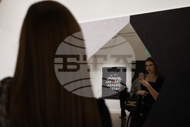 „Истината не е по средата" - изложба