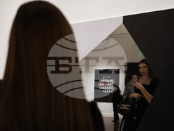 „Истината не е по средата" - изложба